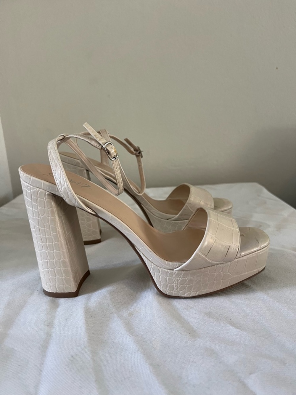 Beige Croc Embossed Platform Heels Ankle Strap Block Heel Size 8.5
